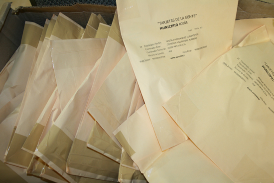 Paquetes que contienen las "Tarjetas de la Gente", las cuales erán entregadas a los beneficiarios