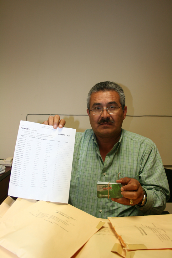 Cuauhtémoc Arzola, muestra las "Tarjetas de la Gente" que serán entregadas el próximo lunes 30 de marzo