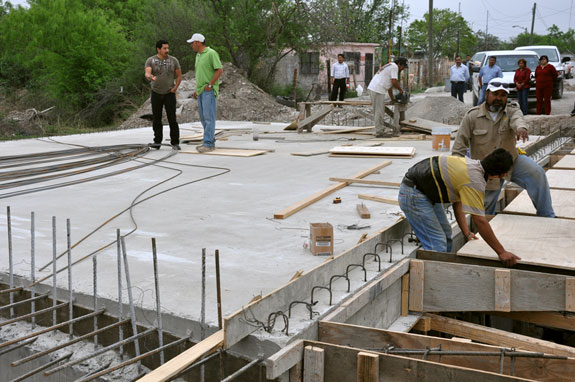 Raúl Vela se trasladó a la colonia Lázaro Cárdenas para supervisar los trabajos de construcción de un puente vehicular que contará con 16 metros de longitud e incluye banquetas laterales para los peatones.