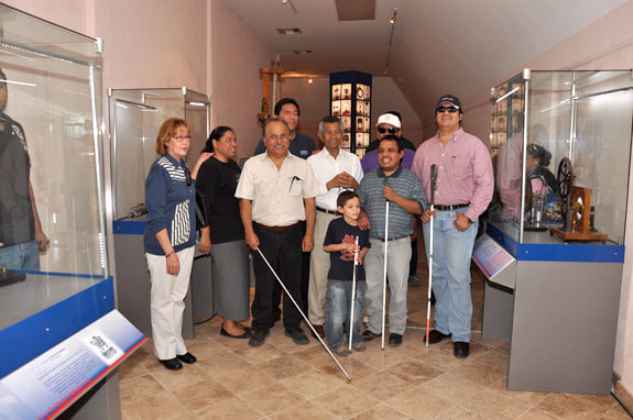 Visitan integrantes del taller de discapacidad visual exposición itinerante en la Plaza de las Culturas