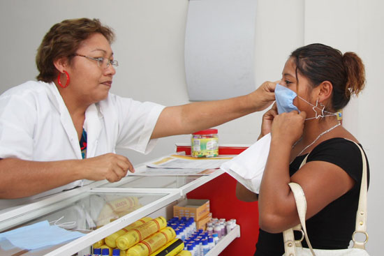 Como medida precautoria, la secretaría de salud inicia la distribución de 40 mil cubre bocas gratuitas en las Farmacias de la Gente