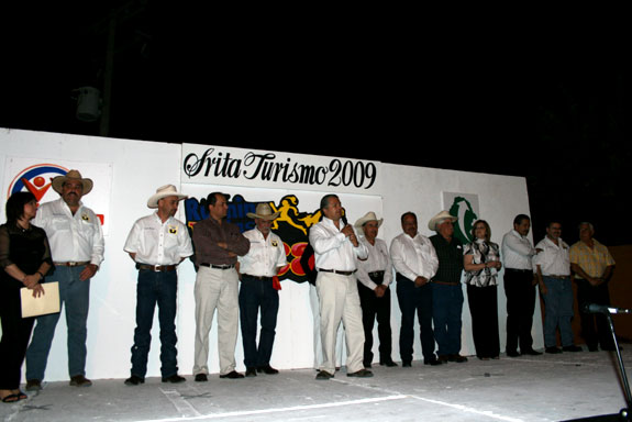El alcalde de Acuña, Evaristo Lenin Pérez, en la entrega de reconocimientos a autoridades municipales y estatales que hicieron del evento Running Las Vacas una realidad.