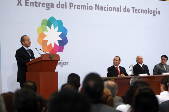 El conocimiento, clave para el bienestar y progreso de México: Calderón