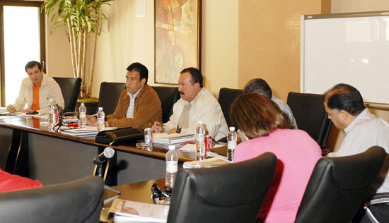 El gobernador Humberto Moreira Valdés sostiene reunión de planeación financiera con secretarios del gabinete