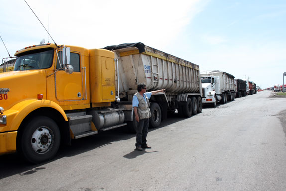 Camioneros en paro bloqueando acceso a carboeléctrica de Nava