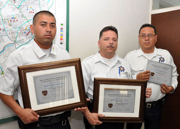 Entrega jefe de la policía de Eagle Pass reconocimientos a oficiales de la PPM