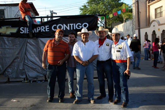 El Alcalde Evaristo Lenin Pérez acompañado de Roberto Garza Crosby y Ramiro Guzman de Alba, parte de los organizadores del Running Las Vacas