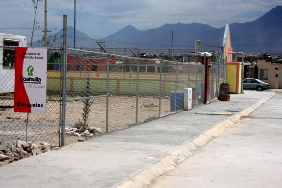 Luego en la colonia Valle Poniente, Monsiváis Guajardo inauguró la banqueta perimetral en el jardín de niños y en la primaria de nueva creación. 