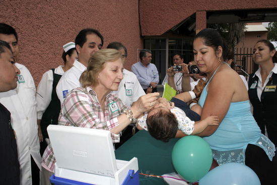 Aplica presidenta del DIF municipal la primera dosis de vacunación