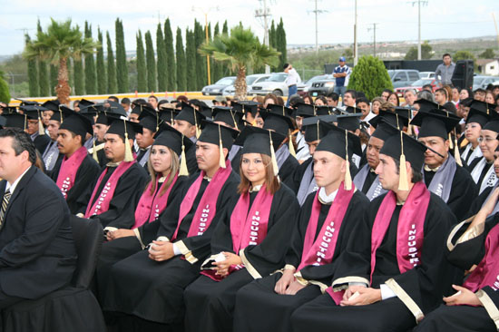 Alumnos durante la ceremonica de graduacion de la 7ª generacion