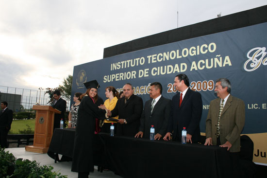La Ing. Nirce Amaranta Gomez Hernandez recibe su diploma de manos del Director del ITSA C.P Raul Sergio Farias 