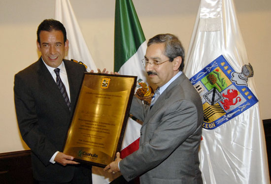 Coahuila rinde homenaje al gobernador de Nuevo León, José Natividad González Parás 