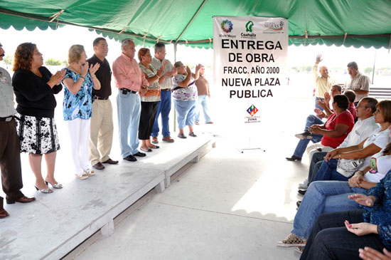 Entrega alcalde Raúl Vela plaza pública a vecinos del fraccionamiento Año 2000 