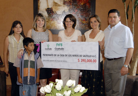 Entrega la señora Vanessa de Moreira apoyo al Patronato de la Casa de los Niños de Saltillo