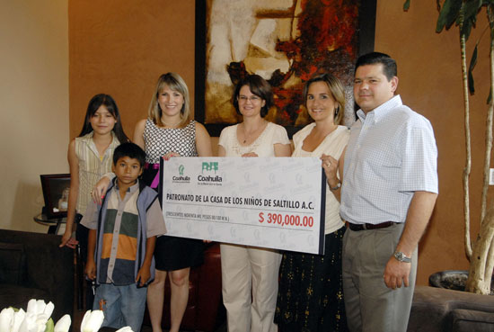 Entrega la señora Vanessa de Moreira apoyo al Patronato de la Casa de los Niños de Saltillo