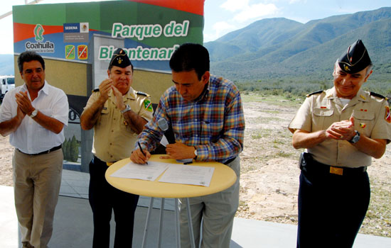 Firma el gobernador iniciativa para poner el nombre del ejército mexicano en letras de oro en el Congreso del Estado