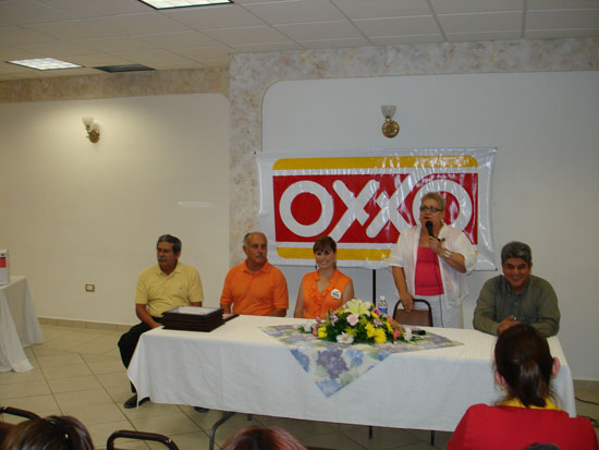 Oxxo entrega cheque a Mesa Redonda Panamericana