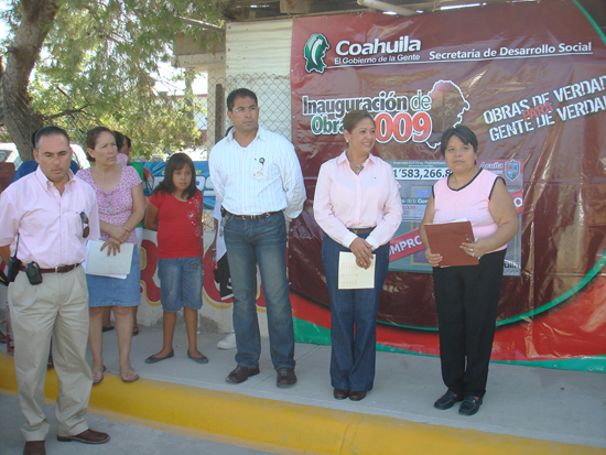 Inaugura Secretaria de Desarrollo Social María Esther Monsivais Guajardo, pavimentaciones en Acuña y Jiménez 