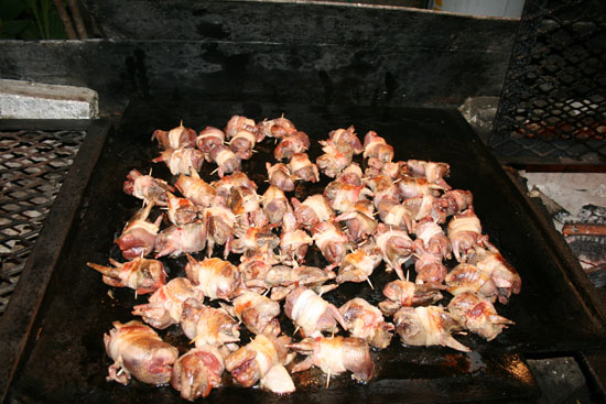 Pechuga de paloma huilota con jalapeño, tocino y especias, especialidad del restaurante La Macarena