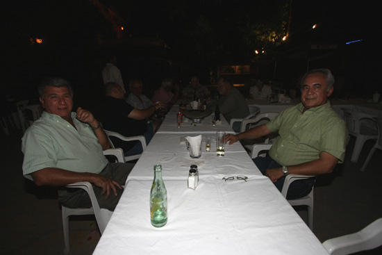 Invitados a la cena recepción con cazadores norteamericanos, Sergio Ramón  y Roberto Garza, al fondo el comandante de la guarnición militar de la plaza o Décima CINE