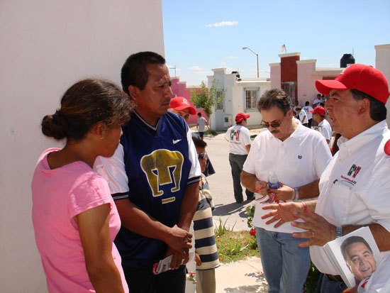 Familias acuñenses reciben en sus casas al candidato del PRI Alberto Aguirre 