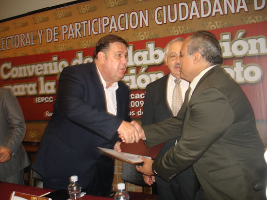 Consejero Presidente del IEPCC Leopoldo Lara y el director del Tec Acuña 