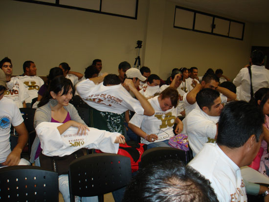 Alumnos de las Universidades del Norte de Coahuila con la camiseta de Promoción al Voto
