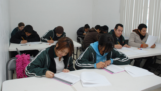 Presentan estudiantes examen vocacional en Oficina de Atención a la Juventud 