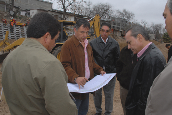 Recorren alcalde y funcionarios estatales obras del paseo del Río Bravo 