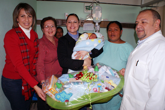 Visita  la Presidenta del DIF Acuña al primer bebé nacido en el 2010 