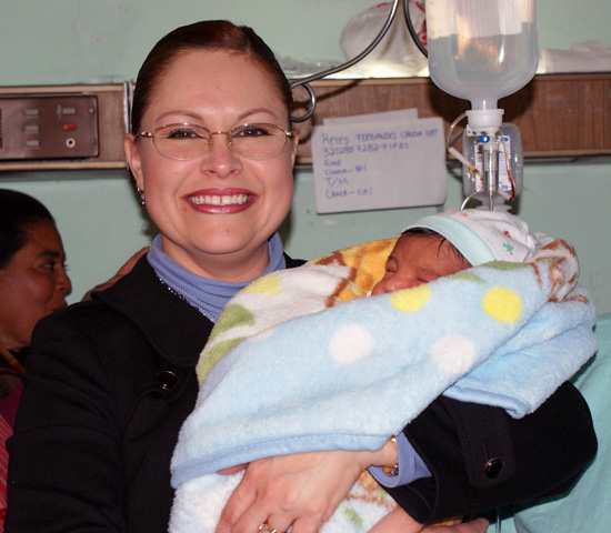 Visita  la Presidenta del DIF Acuña al primer bebé nacido en el 2010 
