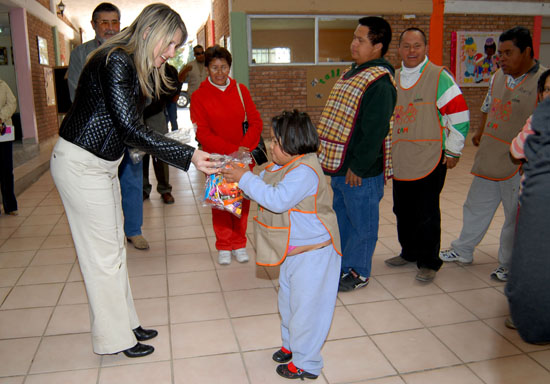 Visita la señora Vanessa de Moreira las instalaciones del Instituto Down de Coahuila A.C. en Saltillo 