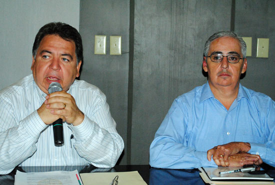 Alcalde de Acuña Alberto Aguirre Villarreal y secretario del Ayuntamiento Martín Faz Ríos, en sesión de cabildo.