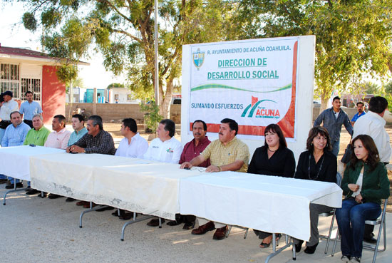 Funcionarios municipales y estatales en el arranque de obra en la escuela Ethel Valdéz.