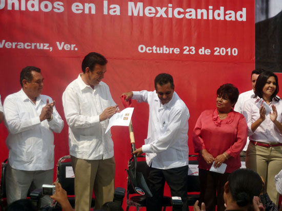 El gobernador Humberto Moreira entrega a Fidel Herrera apoyos para damnificados en Veracruz 