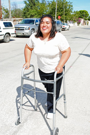 Sandra de la Rosa Sánchez, beneficiada con una silla de ruedas.