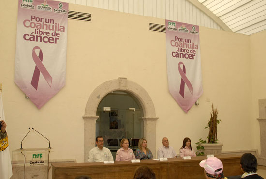 Entrega la señora Vanessa de Moreira reconocimientos a mujeres que se enfrentan al cáncer de mama