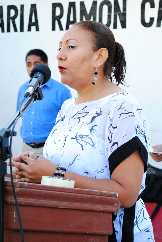 Profesora Elvia Fuentes Aguilera, directora de la primaria Jesús María Ramón, turno matutino.