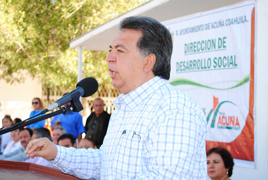 El alcalde de Acuña Alberto Aguirre anuncia nuevos apoyos para la primaria Jesús María Ramón.