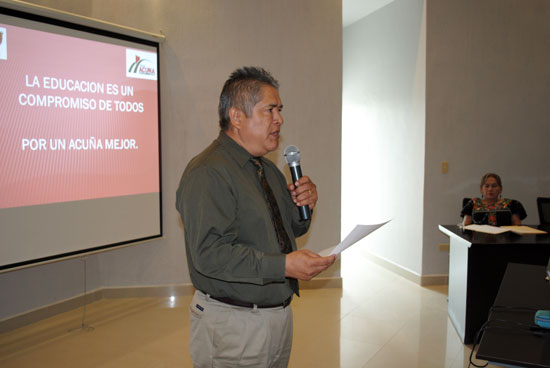 Profr. José Luis Coronado, director de educación de Acuña.