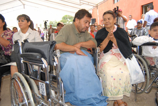 Más de 2 mil 300 sillas de ruedas se habrán entregado este año por el DIF Coahuila 