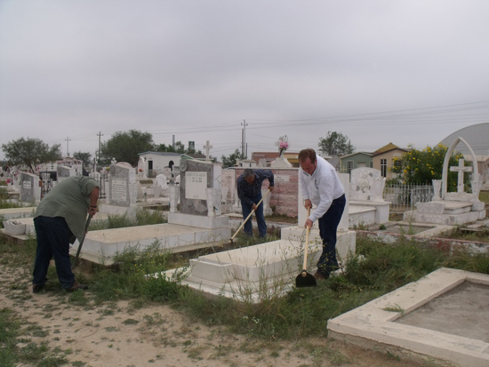 Realiza Gobierno Municipal campaña de limpieza en panteón de Nueva Rosita 