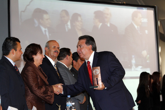 Recibe el alcalde Alberto Aguirre Villarreal el Premio al Buen Gobierno