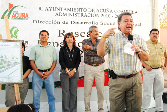 El alcalde de Acuña dando detalles de la construcción de la plaza pública en la colonia Santa Rosa.