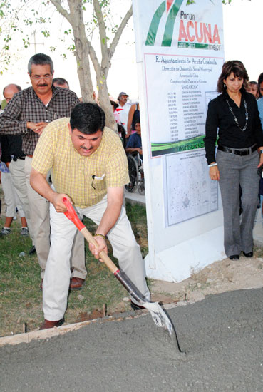 Manuel Menchaca, de desarrollo social, inicia los trabajos de construcción de plaza en la Santa Rosa.