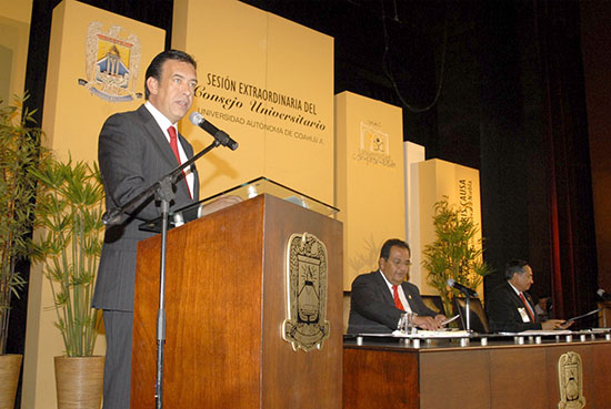 Asiste el gobernador Humberto Moreira a sesión extraordinaria del Consejo Universitario de la UA de C