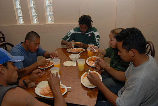 Comedor para Migrantes en Piedras Negras; lo entregó la señora Vanessa de Moreira 