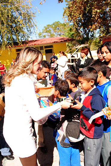 Vanessa Guerrero de Moreira, entregando folletos contra el maltrato infantil, en la primaria Ricardo Flores Magón.