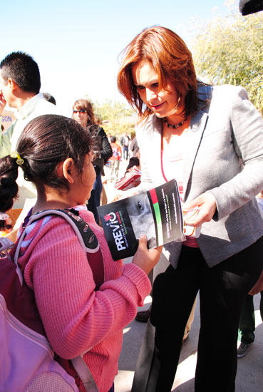 Marilú Flores de Aguirre, entregó calcomanías para concientizar contra el maltrato infantil, en la primaria Ricardo Flores Magón.