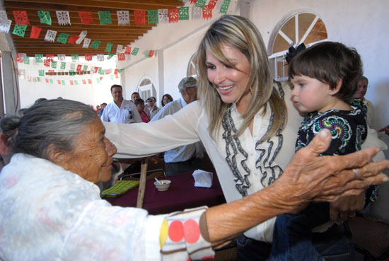 Concluye la señora Vanessa de Moreira la entrega de becas “Apadrina un Angelito” en La Laguna 
